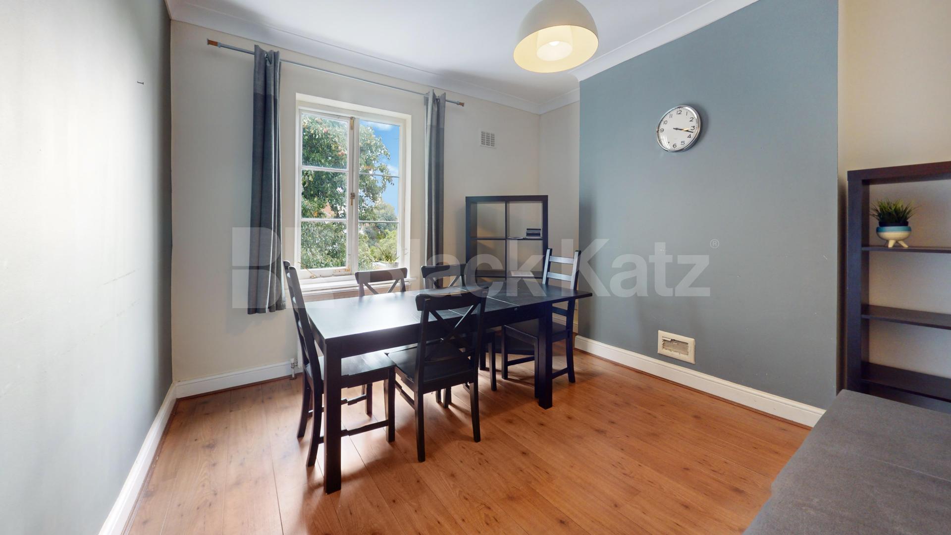 Stylish 3 Bedroom Flat on Quiet Residential Street Rochester Road, Camden